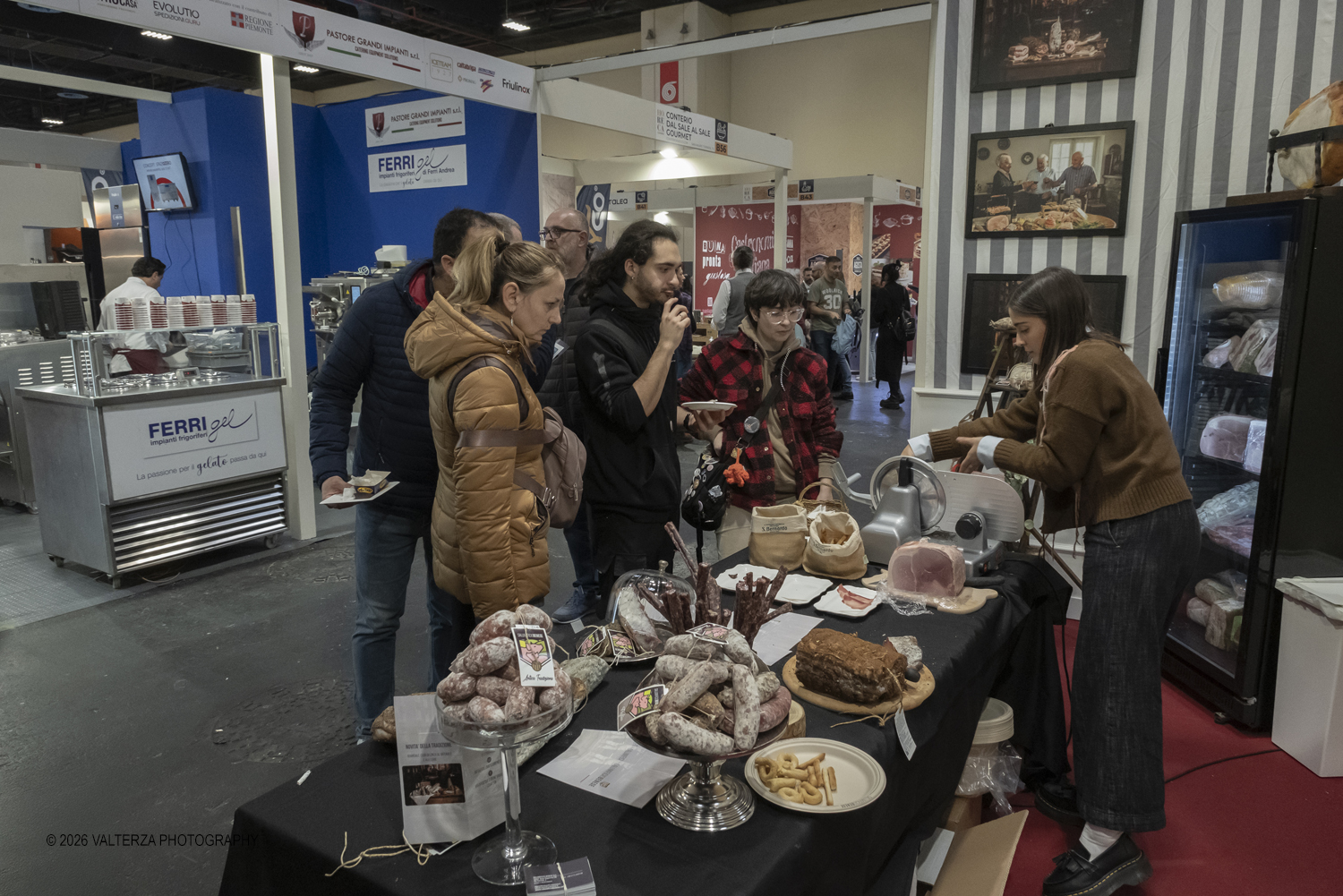 DSCF3512.jpg - 15/03/2026. Torino. Nel Padiglione 3 del Lingotto Fiere di Torino si svolge la terza edizione di Horeca Expoforum. Con oltre 300 brand italiani e internazionali presenti e circa 100 eventi in tre giorni, Horeca Expoforum si conferma piattaforma di riferimento per ristorazione, hotellerie e food service, punto di incontro fra innovazione, formazione e networking. Al centro dellâ€™inaugurazione il tema dello spreco alimentare. Nella foto in visita alla fiera