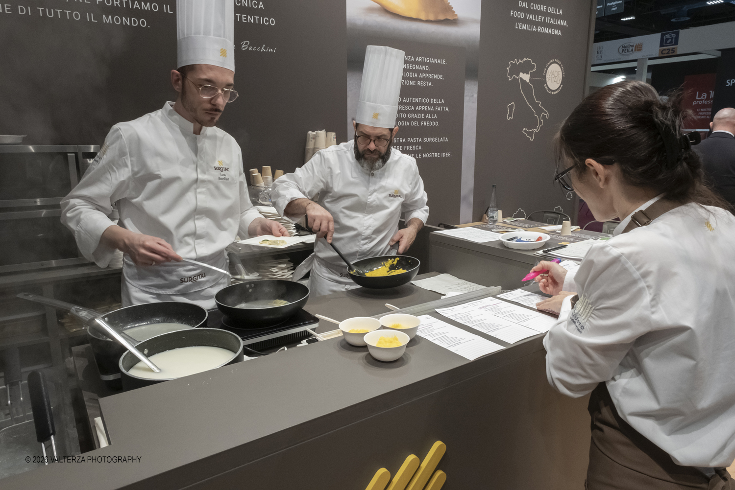 DSCF3577.jpg - 15/03/2026. Torino. Nel Padiglione 3 del Lingotto Fiere di Torino si svolge la terza edizione di Horeca Expoforum. Con oltre 300 brand italiani e internazionali presenti e circa 100 eventi in tre giorni, Horeca Expoforum si conferma piattaforma di riferimento per ristorazione, hotellerie e food service, punto di incontro fra innovazione, formazione e networking. Al centro dellâ€™inaugurazione il tema dello spreco alimentare. Nella foto servizio di pasta ai tavoli allo stand della Surgital