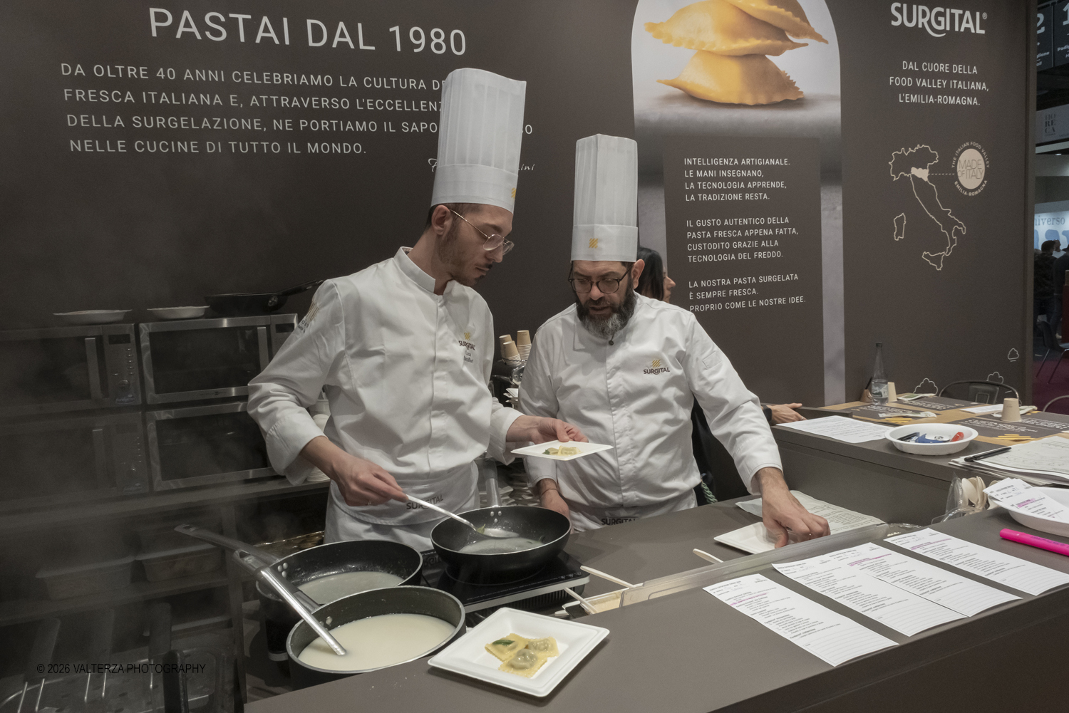 DSCF3580.jpg - 15/03/2026. Torino. Nel Padiglione 3 del Lingotto Fiere di Torino si svolge la terza edizione di Horeca Expoforum. Con oltre 300 brand italiani e internazionali presenti e circa 100 eventi in tre giorni, Horeca Expoforum si conferma piattaforma di riferimento per ristorazione, hotellerie e food service, punto di incontro fra innovazione, formazione e networking. Al centro dellâ€™inaugurazione il tema dello spreco alimentare. Nella foto servizio di pasta ai tavoli allo stand della Surgital