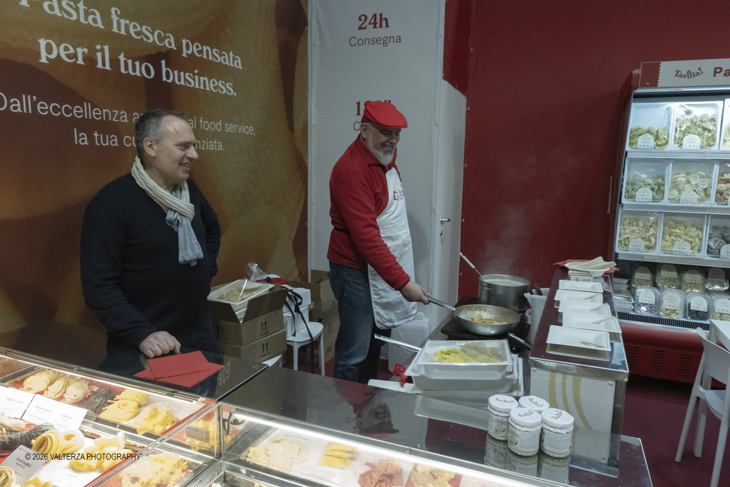 DSCF3602.jpg - 15/03/2026. Torino. Nel Padiglione 3 del Lingotto Fiere di Torino si svolge la terza edizione di Horeca Expoforum. Con oltre 300 brand italiani e internazionali presenti e circa 100 eventi in tre giorni, Horeca Expoforum si conferma piattaforma di riferimento per ristorazione, hotellerie e food service, punto di incontro fra innovazione, formazione e networking. Al centro dellâ€™inaugurazione il tema dello spreco alimentare. Nella foto servizio di pasta ai tavoli allo stand della Surgital