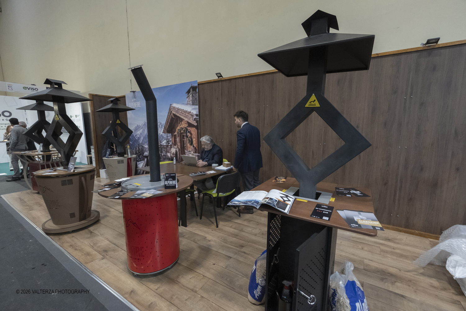 _DSF6084.jpg - 15/03/2026. Torino. Nel Padiglione 3 del Lingotto Fiere di Torino si svolge la terza edizione di Horeca Expoforum. Con oltre 300 brand italiani e internazionali presenti e circa 100 eventi in tre giorni, Horeca Expoforum si conferma piattaforma di riferimento per ristorazione, hotellerie e food service, punto di incontro fra innovazione, formazione e networking. Al centro dellâ€™inaugurazione il tema dello spreco alimentare. Nella foto lo stand Alpenfire presenta un riscaldatore a pellet per esterni