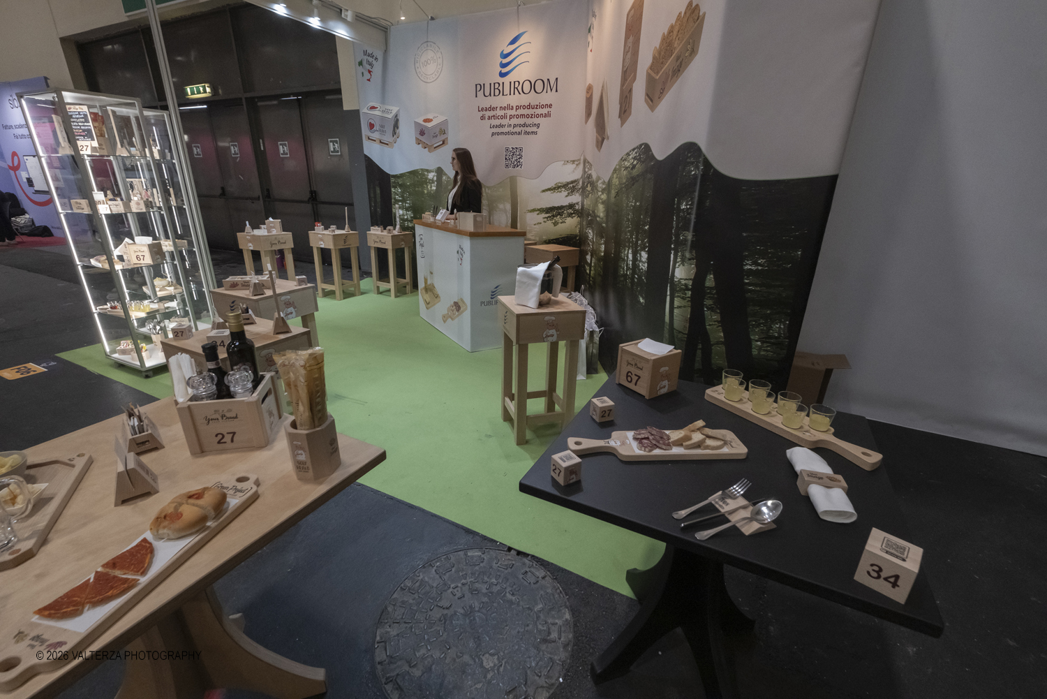 _DSF6096.jpg - 15/03/2026. Torino. Nel Padiglione 3 del Lingotto Fiere di Torino si svolge la terza edizione di Horeca Expoforum. Con oltre 300 brand italiani e internazionali presenti e circa 100 eventi in tre giorni, Horeca Expoforum si conferma piattaforma di riferimento per ristorazione, hotellerie e food service, punto di incontro fra innovazione, formazione e networking. Al centro dellâ€™inaugurazione il tema dello spreco alimentare. Nella foto lo stand Publiroom Produzione Oggetti Personalizzati