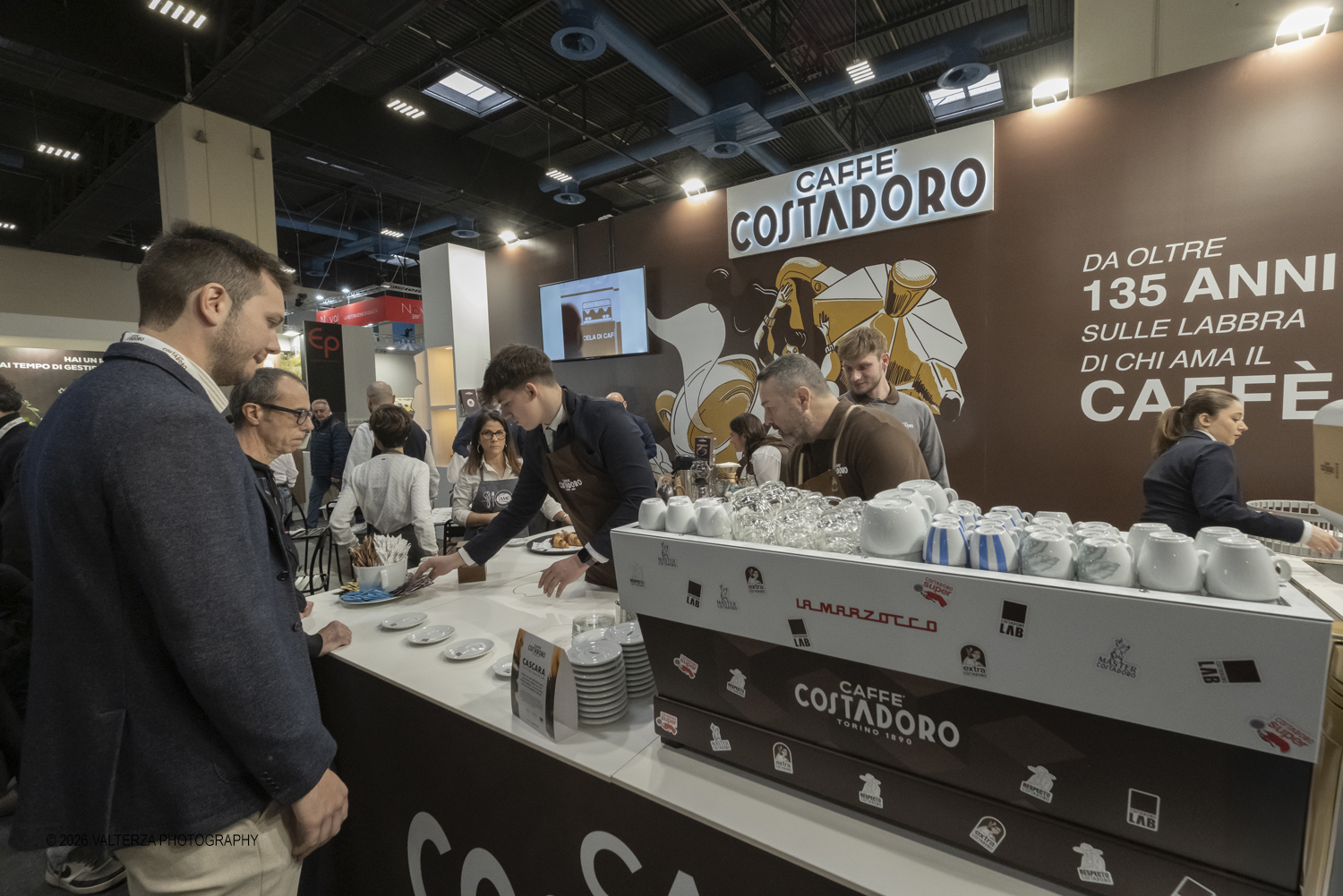 _DSF6123.jpg - 15/03/2026. Torino. Nel Padiglione 3 del Lingotto Fiere di Torino si svolge la terza edizione di Horeca Expoforum. Con oltre 300 brand italiani e internazionali presenti e circa 100 eventi in tre giorni, Horeca Expoforum si conferma piattaforma di riferimento per ristorazione, hotellerie e food service, punto di incontro fra innovazione, formazione e networking. Al centro dellâ€™inaugurazione il tema dello spreco alimentare. Nella foto lo stand di Costadoro caffÃ¨ tostato di alta gamma.
