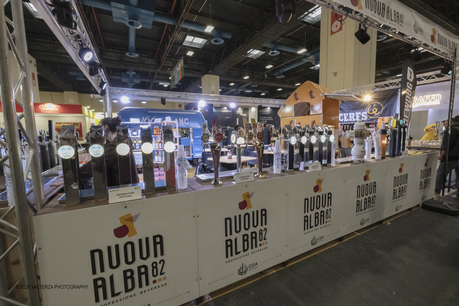 _DSF6132.jpg - 15/03/2026. Torino. Nel Padiglione 3 del Lingotto Fiere di Torino si svolge la terza edizione di Horeca Expoforum. Con oltre 300 brand italiani e internazionali presenti e circa 100 eventi in tre giorni, Horeca Expoforum si conferma piattaforma di riferimento per ristorazione, hotellerie e food service, punto di incontro fra innovazione, formazione e networking. Al centro dellâ€™inaugurazione il tema dello spreco alimentare. Nella foto Stand Nuova Alba 82 birre, distribuzione vini, spirits, soft drink, acque e prodotti di tendenza