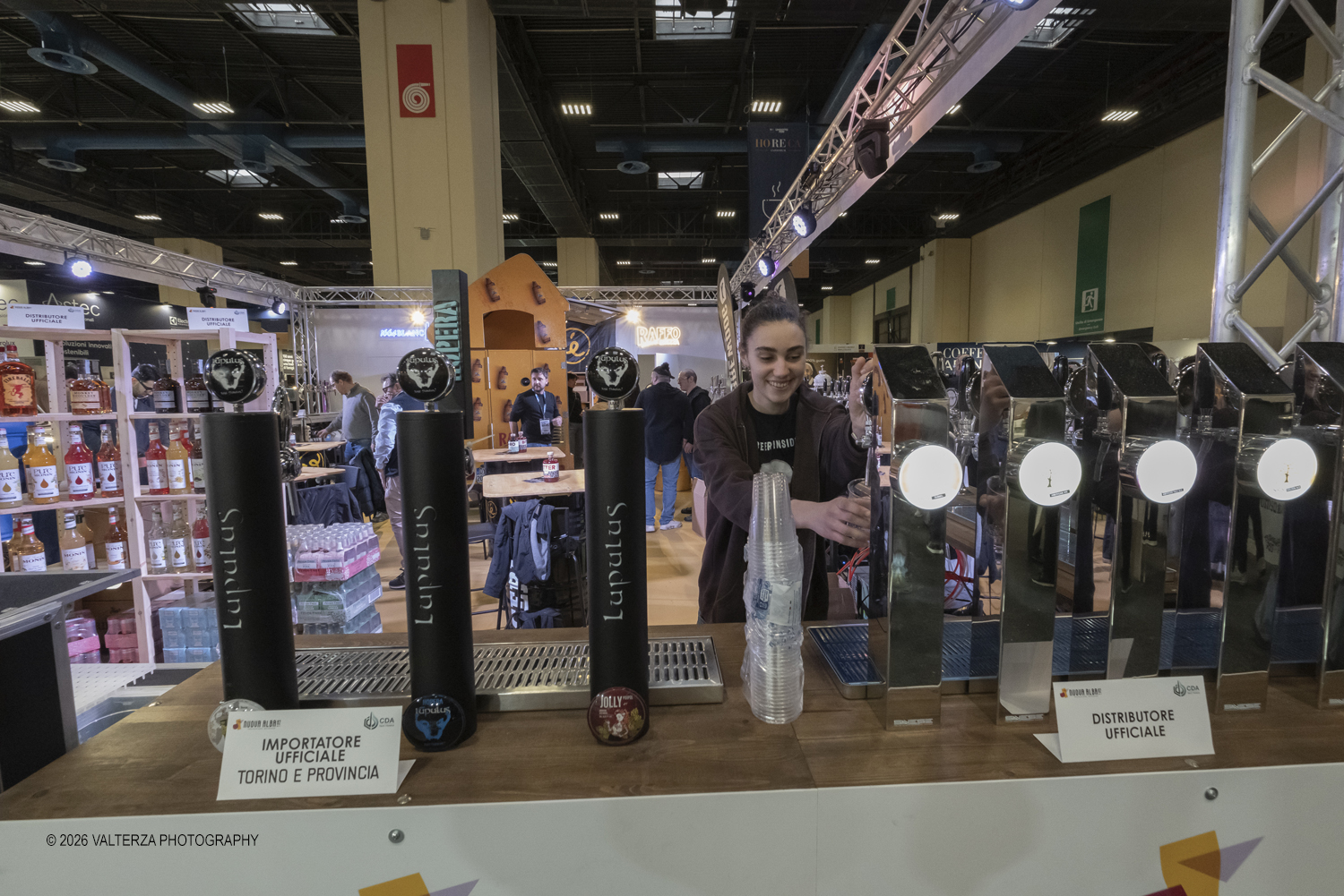 _DSF6155.jpg - 15/03/2026. Torino. Nel Padiglione 3 del Lingotto Fiere di Torino si svolge la terza edizione di Horeca Expoforum. Con oltre 300 brand italiani e internazionali presenti e circa 100 eventi in tre giorni, Horeca Expoforum si conferma piattaforma di riferimento per ristorazione, hotellerie e food service, punto di incontro fra innovazione, formazione e networking. Al centro dellâ€™inaugurazione il tema dello spreco alimentare. Nella foto  Stand Nuova Alba 82 birre, distribuzione vini, spirits, soft drink, acque e prodotti di tendenza