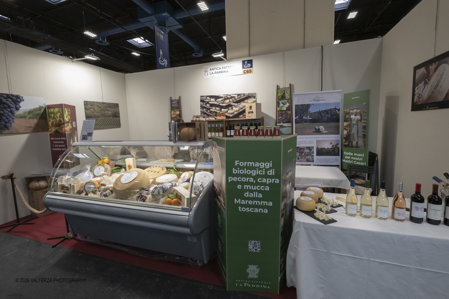 _DSF6216.jpg - 15/03/2026. Torino. Nel Padiglione 3 del Lingotto Fiere di Torino si svolge la terza edizione di Horeca Expoforum. Con oltre 300 brand italiani e internazionali presenti e circa 100 eventi in tre giorni, Horeca Expoforum si conferma piattaforma di riferimento per ristorazione, hotellerie e food service, punto di incontro fra innovazione, formazione e networking. Al centro dellâ€™inaugurazione il tema dello spreco alimentare. Nella foto stand Antica Fattoria La Parrina Formaggi Biologici