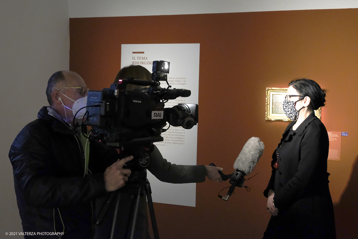 _DSF8875.jpg - 23/02/2021. Bard (Aosta). Il Forte di Bard apre la sua stagione artistica con una grande mostra sui Macchiaioli comprendente 80 opere. Nella foto la RAI intervista la curatrIce della mostra Simona Bartolena