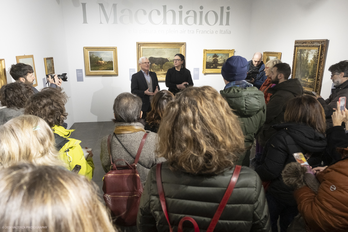 _DSF4278.jpg - 02/02/2024. Torino. I Macchiaioli e la pittura en plein air tra Francia e Italia, al Mastio della Cittadella fino al 1Â° aprile 2024 la mostra con 90 dipinti di 30 artisti. Nella foto la curatrice Simona Bartolena e Fabrizio KÃ¼hne dell'ufficcio stampa introducono all'apertura della mostra