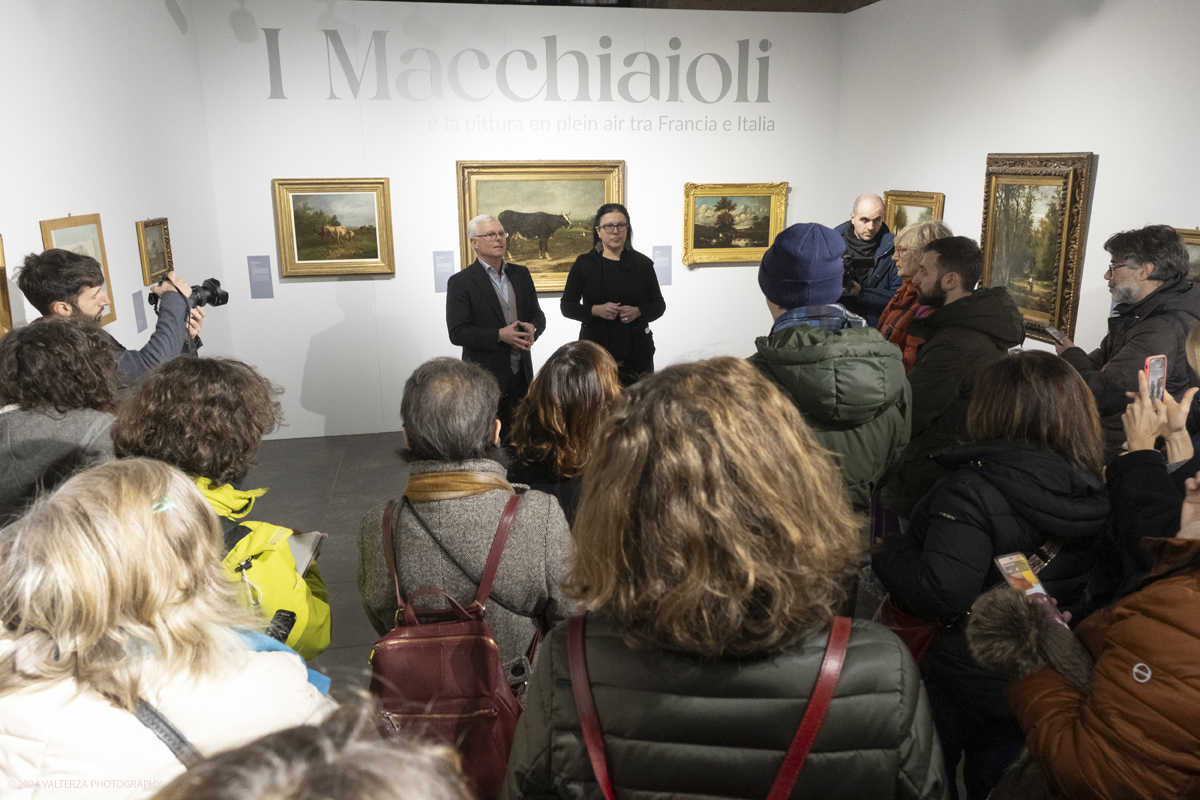 _DSF4280.jpg - 02/02/2024. Torino. I Macchiaioli e la pittura en plein air tra Francia e Italia, al Mastio della Cittadella fino al 1Â° aprile 2024 la mostra con 90 dipinti di 30 artisti. Nella foto la curatrice Simona Bartolena e Fabrizio KÃ¼hne dell'ufficcio stampa introducono all'apertura della mostra