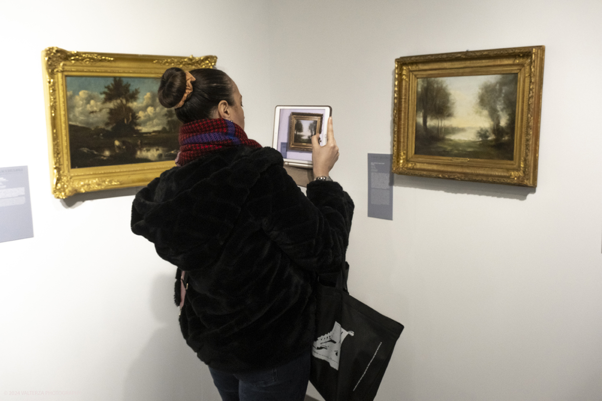 _DSF5021.jpg - 02/02/2024. Torino. I Macchiaioli e la pittura en plein air tra Francia e Italia, al Mastio della Cittadella fino al 1Â° aprile 2024 la mostra con 90 dipinti di 30 artisti. Nella foto in visita alla mostra