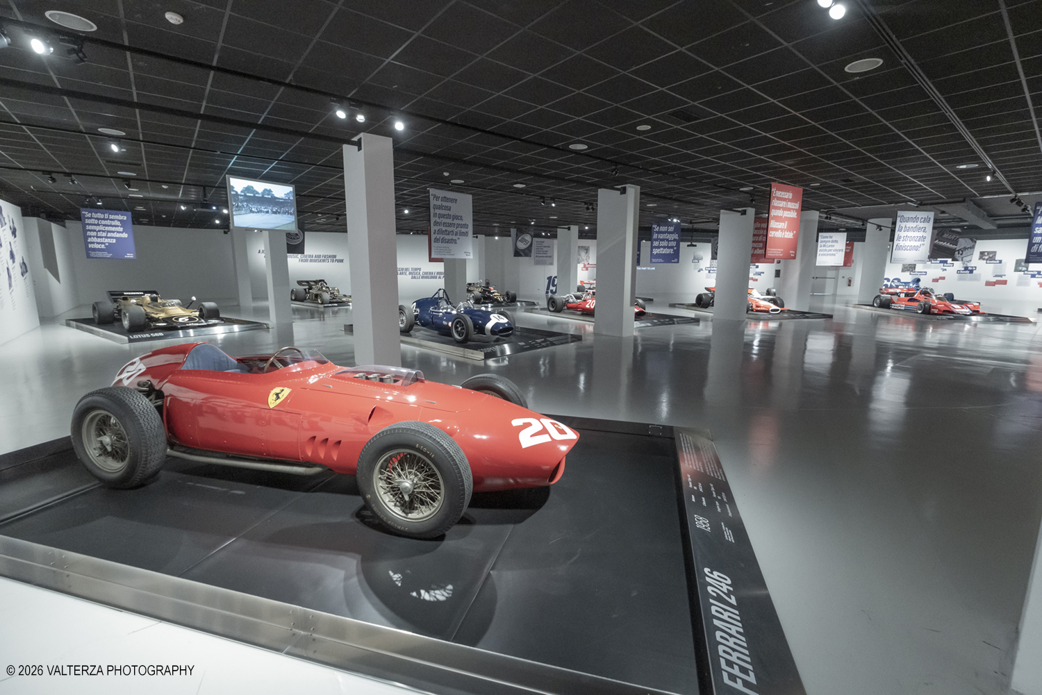 _DSF4330.jpg - 17/06/2026. Torino. La mostra "I Nemici del Drake. Enzo Ferrari e le scuderie inglesi" Ã¨ l'esposizione temporanea in corso al MAUTO . La mostra racconta la leggendaria rivalitÃ  tra Enzo Ferrari (soprannominato il "Drake") e i costruttori britannici. I team inglesi venivano ironicamente definiti da Ferrari come "garagisti"