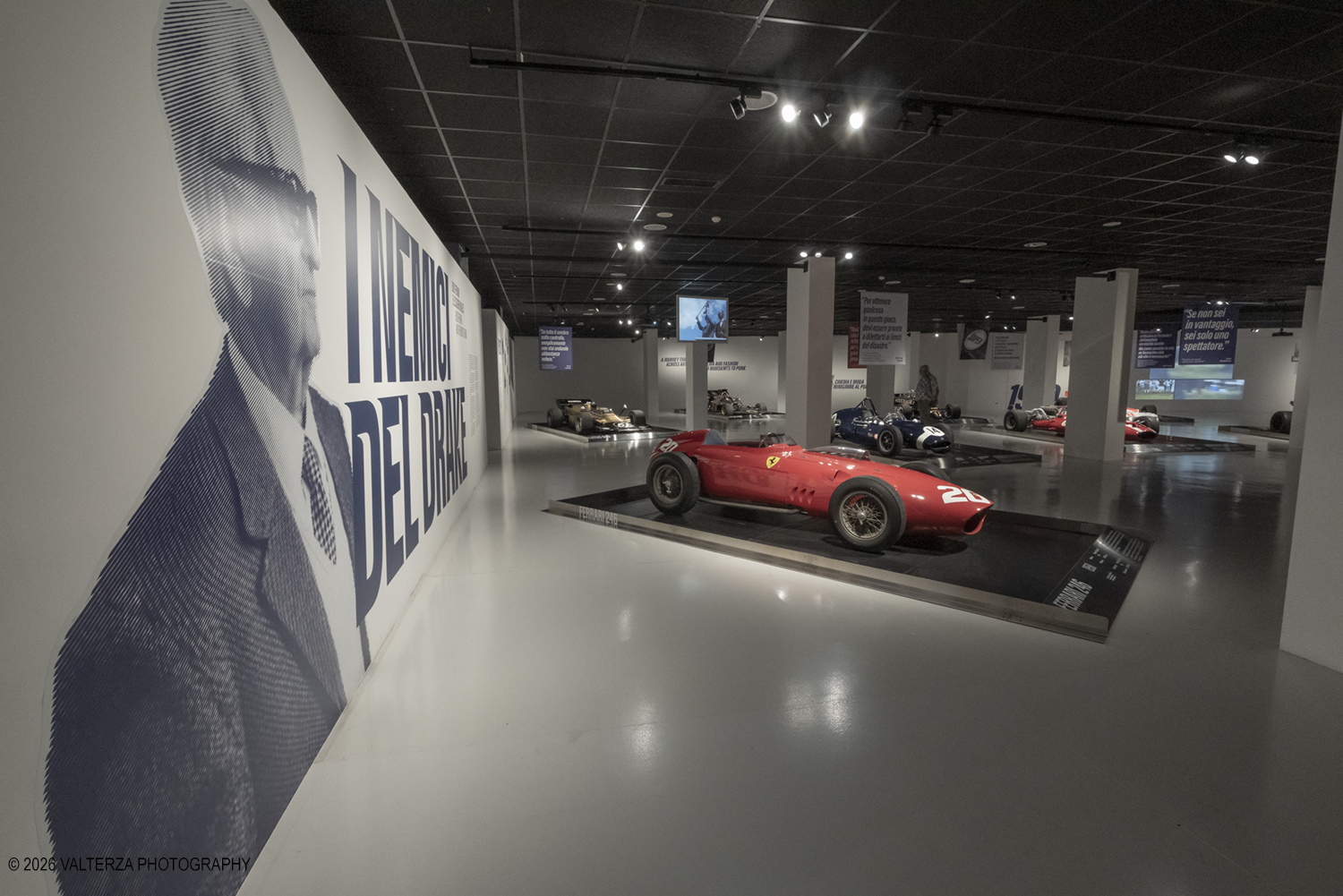_DSF4390.jpg - 17/06/2026. Torino. La mostra "I Nemici del Drake. Enzo Ferrari e le scuderie inglesi" Ã¨ l'esposizione temporanea in corso al MAUTO . La mostra racconta la leggendaria rivalitÃ  tra Enzo Ferrari (soprannominato il "Drake") e i costruttori britannici. I team inglesi venivano ironicamente definiti da Ferrari come "garagisti"