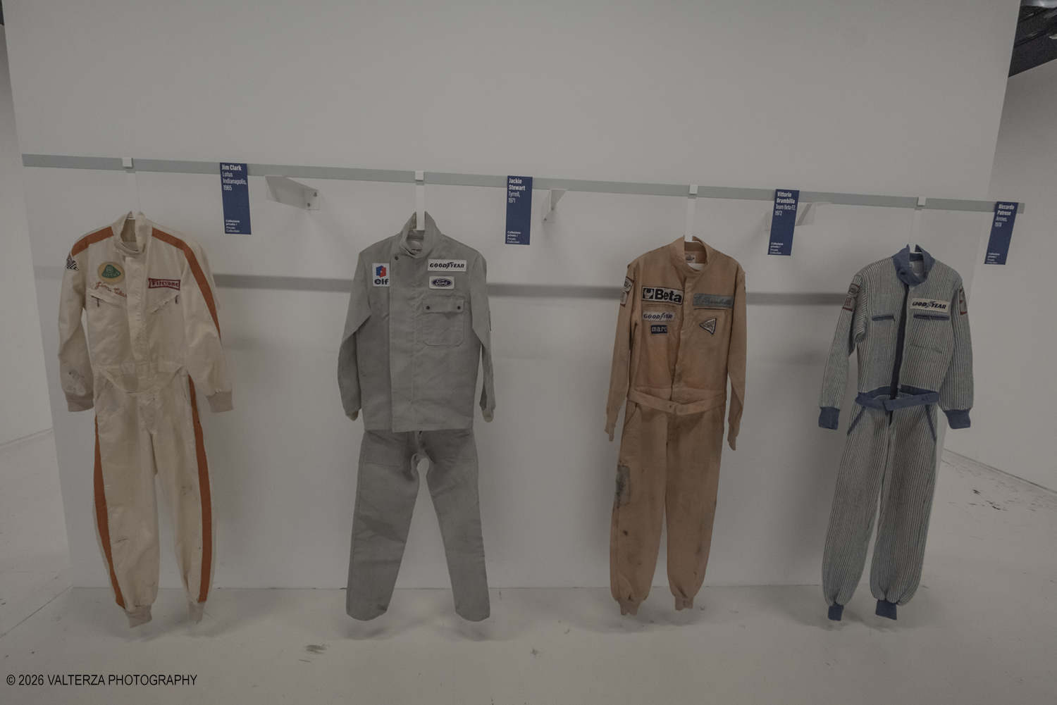 _DSF7299.jpg - 17/06/2026. Torino. La mostra "I Nemici del Drake. Enzo Ferrari e le scuderie inglesi" Ã¨ l'esposizione temporanea in corso al MAUTO . La mostra racconta la leggendaria rivalitÃ  tra Enzo Ferrari (soprannominato il "Drake") e i costruttori britannici. I team inglesi venivano ironicamente definiti da Ferrari come "garagisti" Tute di Piloti del tempo