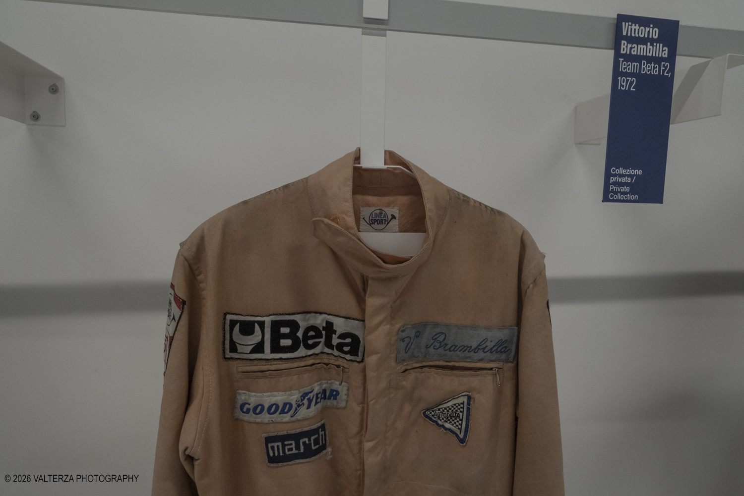 _DSF7315.jpg - 17/06/2026. Torino. La mostra "I Nemici del Drake. Enzo Ferrari e le scuderie inglesi" Ã¨ l'esposizione temporanea in corso al MAUTO . La mostra racconta la leggendaria rivalitÃ  tra Enzo Ferrari (soprannominato il "Drake") e i costruttori britannici. I team inglesi venivano ironicamente definiti da Ferrari come "garagisti" Tute di Piloti del tempo