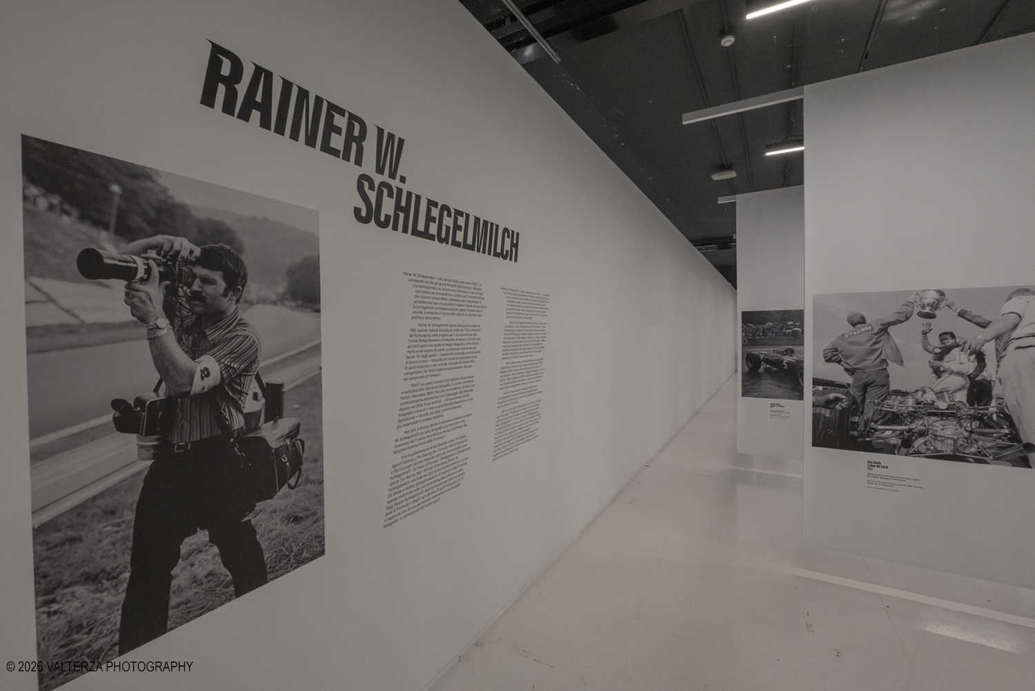 _DSF7321.jpg - 17/06/2026. Torino. La mostra "I Nemici del Drake. Enzo Ferrari e le scuderie inglesi" Ã¨ l'esposizione temporanea in corso al MAUTO . La mostra racconta la leggendaria rivalitÃ  tra Enzo Ferrari (soprannominato il "Drake") e i costruttori britannici. I team inglesi venivano ironicamente definiti da Ferrari come "garagisti". Mostra di immagini del grande fotografo della F1 Rainer W. Schlegelmilch