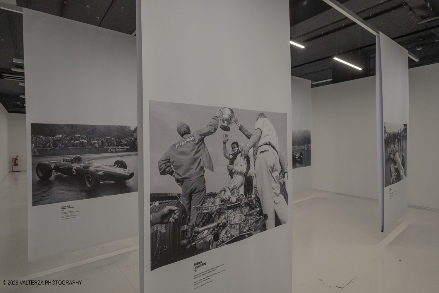 _DSF7328.jpg - 17/06/2026. Torino. La mostra "I Nemici del Drake. Enzo Ferrari e le scuderie inglesi" Ã¨ l'esposizione temporanea in corso al MAUTO . La mostra racconta la leggendaria rivalitÃ  tra Enzo Ferrari (soprannominato il "Drake") e i costruttori britannici. I team inglesi venivano ironicamente definiti da Ferrari come "garagisti". Mostra di immagini del grande fotografo della F1 Rainer W. Schlegelmilch