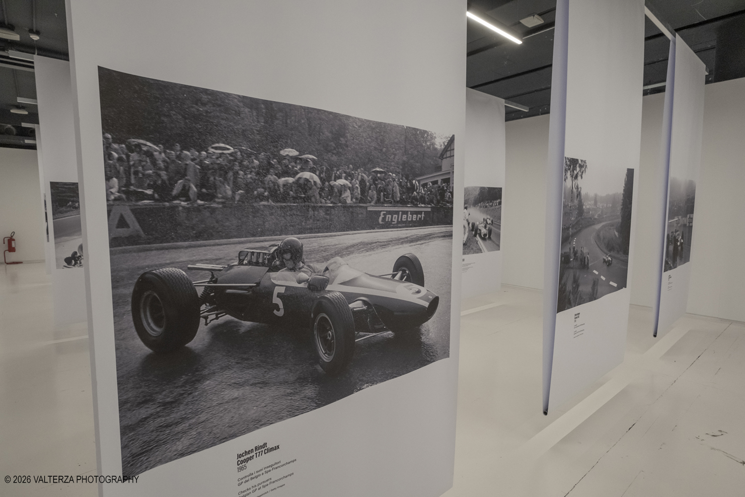_DSF7332.jpg - 17/06/2026. Torino. La mostra "I Nemici del Drake. Enzo Ferrari e le scuderie inglesi" Ã¨ l'esposizione temporanea in corso al MAUTO . La mostra racconta la leggendaria rivalitÃ  tra Enzo Ferrari (soprannominato il "Drake") e i costruttori britannici. I team inglesi venivano ironicamente definiti da Ferrari come "garagisti". Mostra di immagini del grande fotografo della F1 Rainer W. Schlegelmilch