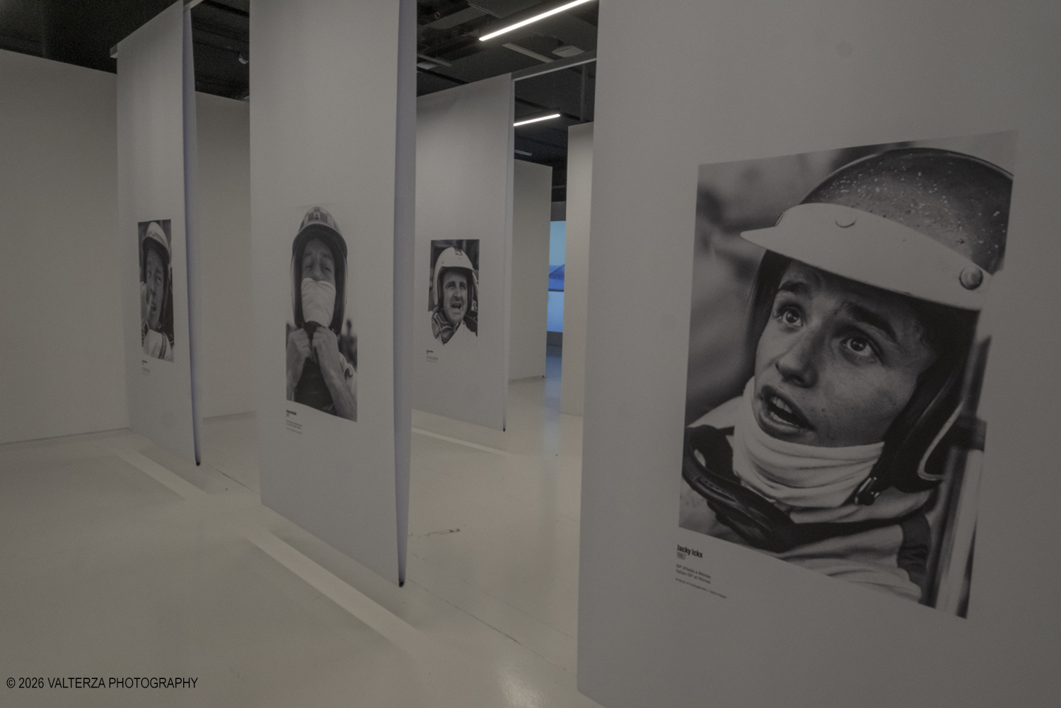_DSF7338.jpg - 17/06/2026. Torino. La mostra "I Nemici del Drake. Enzo Ferrari e le scuderie inglesi" Ã¨ l'esposizione temporanea in corso al MAUTO . La mostra racconta la leggendaria rivalitÃ  tra Enzo Ferrari (soprannominato il "Drake") e i costruttori britannici. I team inglesi venivano ironicamente definiti da Ferrari come "garagisti". Mostra di immagini del grande fotografo della F1 Rainer W. Schlegelmilch