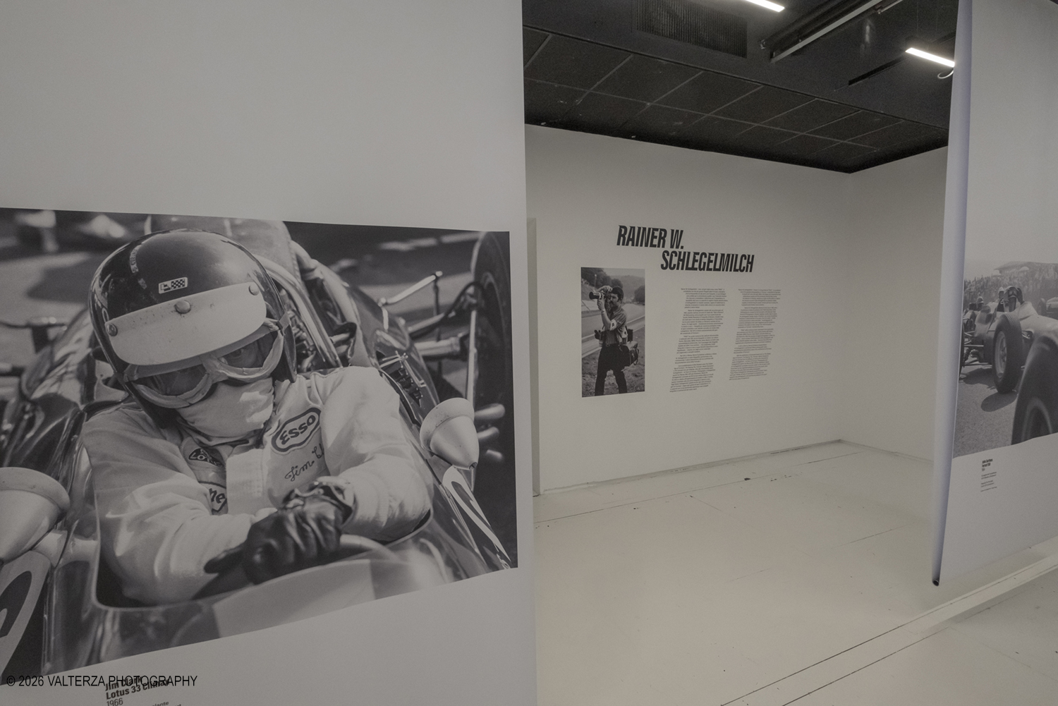 _DSF7348.jpg - 17/06/2026. Torino. La mostra "I Nemici del Drake. Enzo Ferrari e le scuderie inglesi" Ã¨ l'esposizione temporanea in corso al MAUTO . La mostra racconta la leggendaria rivalitÃ  tra Enzo Ferrari (soprannominato il "Drake") e i costruttori britannici. I team inglesi venivano ironicamente definiti da Ferrari come "garagisti". Mostra di immagini del grande fotografo della F1 Rainer W. Schlegelmilch