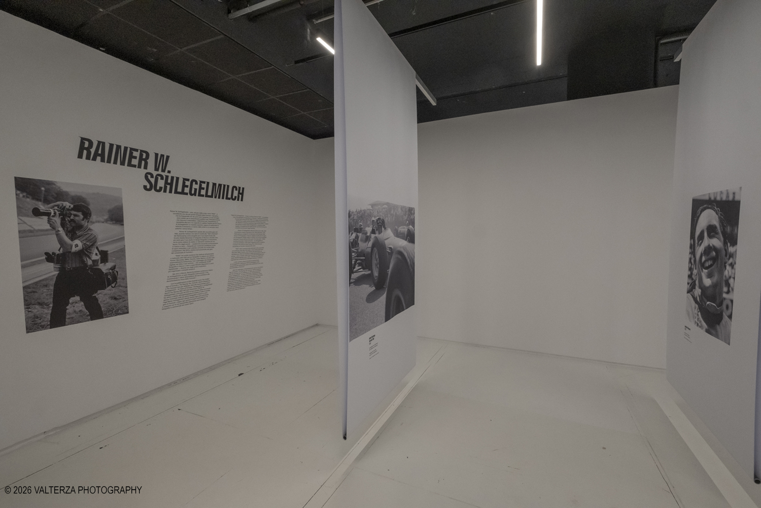 _DSF7359.jpg - 17/06/2026. Torino. La mostra "I Nemici del Drake. Enzo Ferrari e le scuderie inglesi" Ã¨ l'esposizione temporanea in corso al MAUTO . La mostra racconta la leggendaria rivalitÃ  tra Enzo Ferrari (soprannominato il "Drake") e i costruttori britannici. I team inglesi venivano ironicamente definiti da Ferrari come "garagisti". Mostra di immagini del grande fotografo della F1 Rainer W. Schlegelmilch