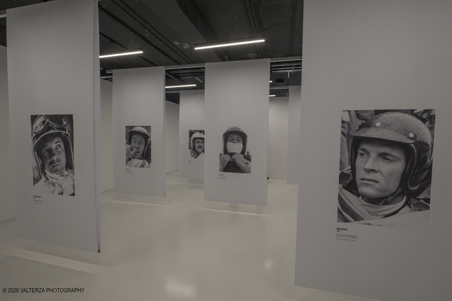 _DSF7367.jpg - 17/06/2026. Torino. La mostra "I Nemici del Drake. Enzo Ferrari e le scuderie inglesi" Ã¨ l'esposizione temporanea in corso al MAUTO . La mostra racconta la leggendaria rivalitÃ  tra Enzo Ferrari (soprannominato il "Drake") e i costruttori britannici. I team inglesi venivano ironicamente definiti da Ferrari come "garagisti". Mostra di immagini del grande fotografo della F1 Rainer W. Schlegelmilch