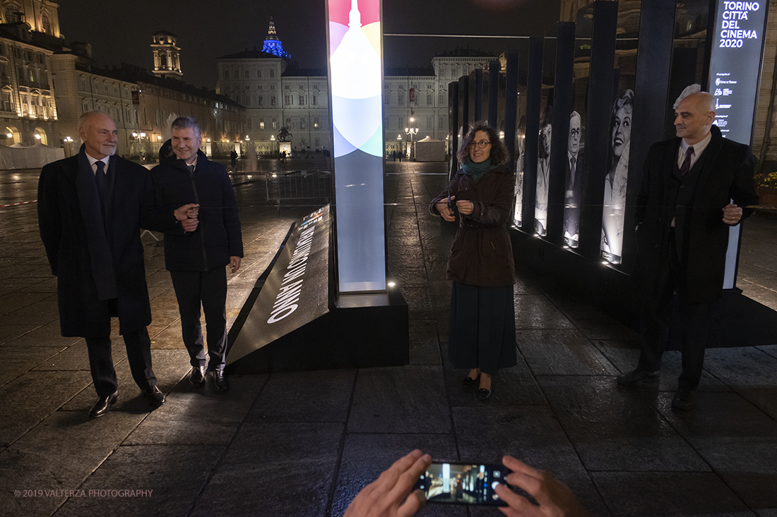 _DSF5122.jpg - 21/11/2019. Torino. Alla  presenza delle autoritÃ  rappresentanti gli enti creatori de â€œI volti del Cinemaâ€� e degli enti partecipanti al progetto â€œ Un film lungo un annoâ€�  lâ€™assessora alla cultura del comune di Torino Francesca Leon ha provveduto al  taglio â€œ della pellicolaâ€� per lâ€™inaugurazione della struttura â€œ I volti del Cinemaâ€� collocata in piazza Castello di fronte a Palazzo Madama. L'installazione 'I volti del cinema', formata da 20 pilastri ricoperti da una lamina inox specchiante - creata da Fargo Film con Museo Nazionale del Cinema e Film Commission - richiama le scenografie dei vecchi film con â€œventi attori per 20 pellicole +1â€�, ed il visitatore della medesima si trova a confrontarsi con questi visi, a volte sconosciuti. Un sistema di casse audio nascoste all'interno dei pilastri e attivate dal passaggio delle persone, riproduce i brani piÃ¹ famosi delle colonne sonore dei film.