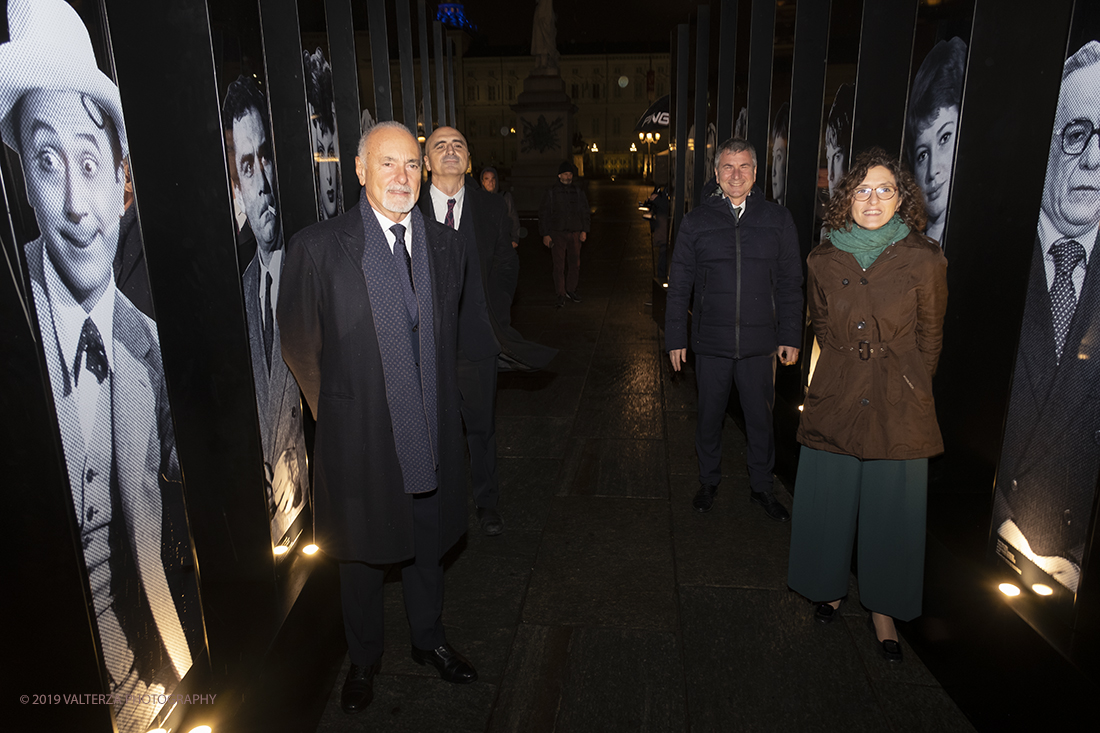 _DSF5127.jpg - 21/11/2019. Torino. Alla  presenza delle autoritÃ  rappresentanti gli enti creatori de â€œI volti del Cinemaâ€� e degli enti partecipanti al progetto â€œ Un film lungo un annoâ€�  lâ€™assessora alla cultura del comune di Torino Francesca Leon ha provveduto al  taglio â€œ della pellicolaâ€� per lâ€™inaugurazione della struttura â€œ I volti del Cinemaâ€� collocata in piazza Castello di fronte a Palazzo Madama. L'installazione 'I volti del cinema', formata da 20 pilastri ricoperti da una lamina inox specchiante - creata da Fargo Film con Museo Nazionale del Cinema e Film Commission - richiama le scenografie dei vecchi film con â€œventi attori per 20 pellicole +1â€�, ed il visitatore della medesima si trova a confrontarsi con questi visi, a volte sconosciuti. Un sistema di casse audio nascoste all'interno dei pilastri e attivate dal passaggio delle persone, riproduce i brani piÃ¹ famosi delle colonne sonore dei film.