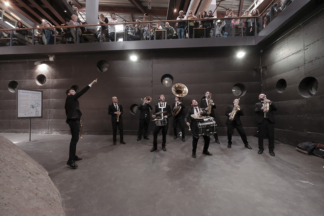 DSCF3648.jpg - 27/04/2019.Torino. Esibizione Marching Band Bandakadabra e Ballerini Lindy Hop al Mercato centrale. Nella foto l'esibizione della Banda nell'area delle Antiche ghiacciaie