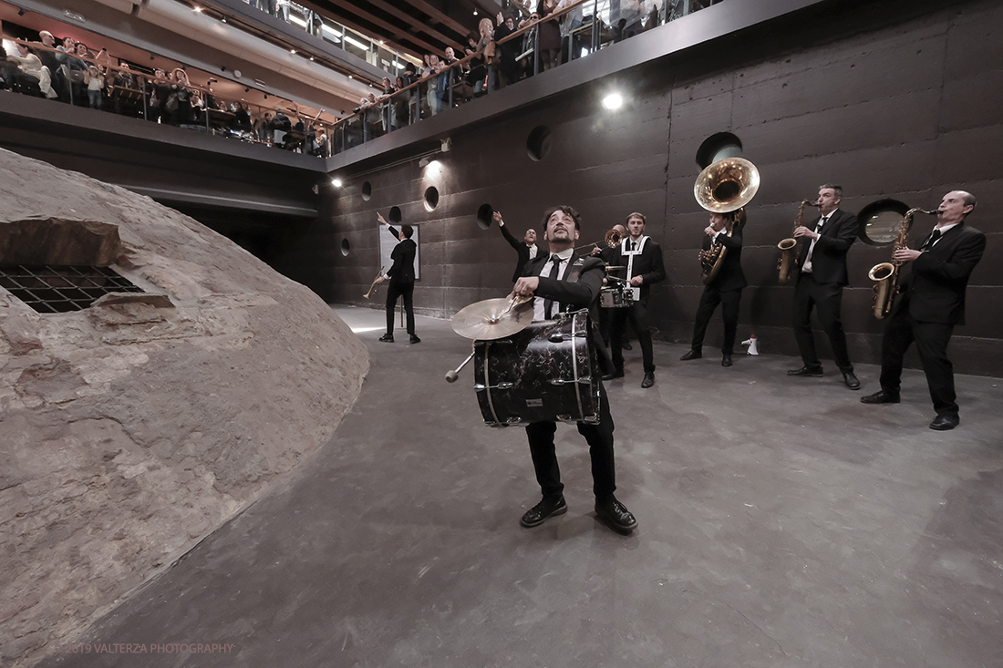 DSCF3700.jpg - 27/04/2019.Torino. Esibizione Marching Band Bandakadabra e Ballerini Lindy Hop al Mercato centrale. Nella foto l'esibizione della Banda nell'area delle Antiche ghiacciaie