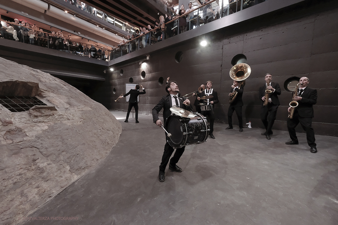 DSCF3701.jpg - 27/04/2019.Torino. Esibizione Marching Band Bandakadabra e Ballerini Lindy Hop al Mercato centrale. Nella foto l'esibizione della Banda nell'area delle Antiche ghiacciaie