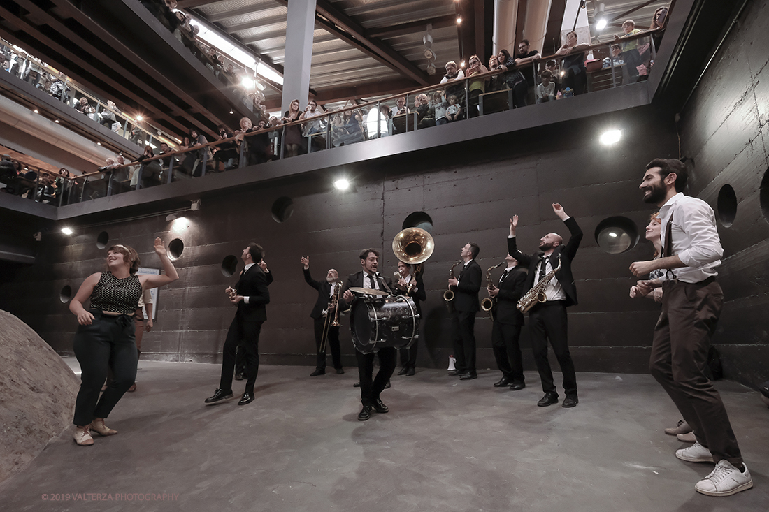 DSCF3806.jpg - 27/04/2019.Torino. Esibizione Marching Band Bandakadabra e Ballerini Lindy Hop al Mercato centrale. Nella foto l'esibizione della Banda e dei Ballerini Lyndi Hop  nell'area delle Antiche ghiacciaie