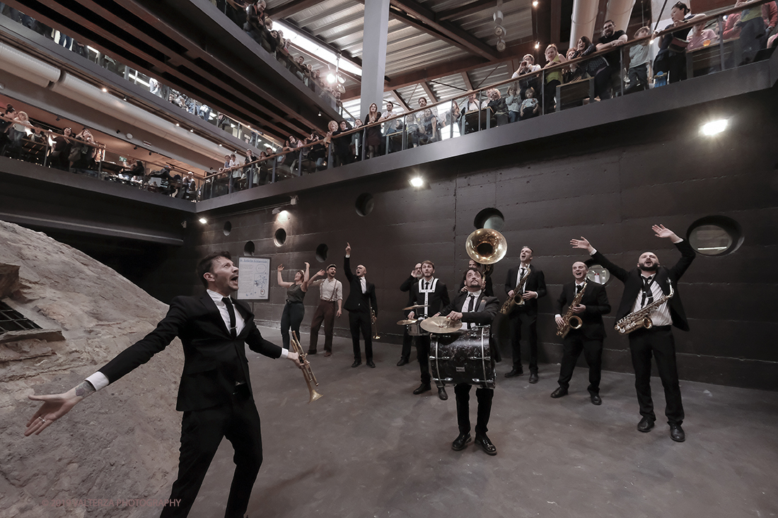 DSCF3841.jpg - 27/04/2019.Torino. Esibizione Marching Band Bandakadabra e Ballerini Lindy Hop al Mercato centrale. Nella foto l'esibizione della Banda nell'area delle Antiche ghiacciaie