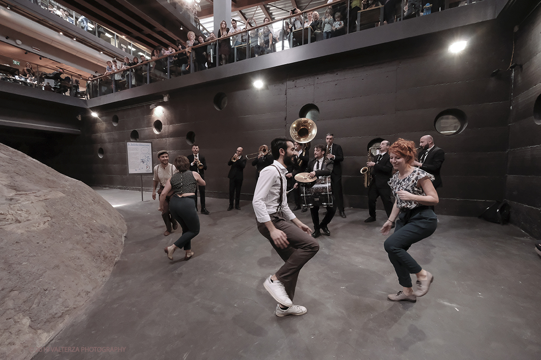 DSCF3873.jpg - 27/04/2019.Torino. Esibizione Marching Band Bandakadabra e Ballerini Lindy Hop al Mercato centrale. Nella foto l'esibizione della Banda e dei Ballerini Lyndi Hop  nell'area delle Antiche ghiacciaie