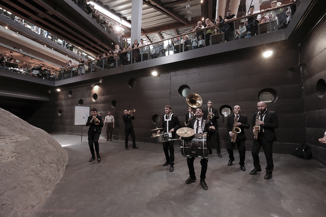 DSCF3880.jpg - 27/04/2019.Torino. Esibizione Marching Band Bandakadabra e Ballerini Lindy Hop al Mercato centrale. Nella foto l'esibizione della Banda nell'area delle Antiche ghiacciaie