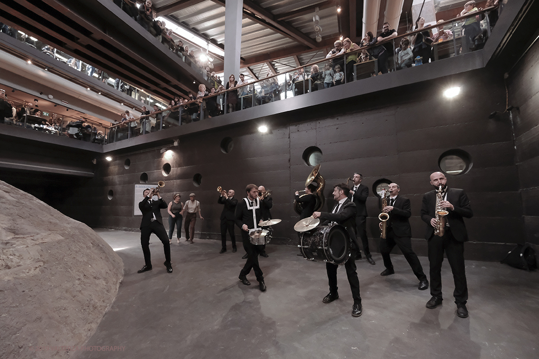 DSCF3882.jpg - 27/04/2019.Torino. Esibizione Marching Band Bandakadabra e Ballerini Lindy Hop al Mercato centrale. Nella foto l'esibizione della Banda nell'area delle Antiche ghiacciaie