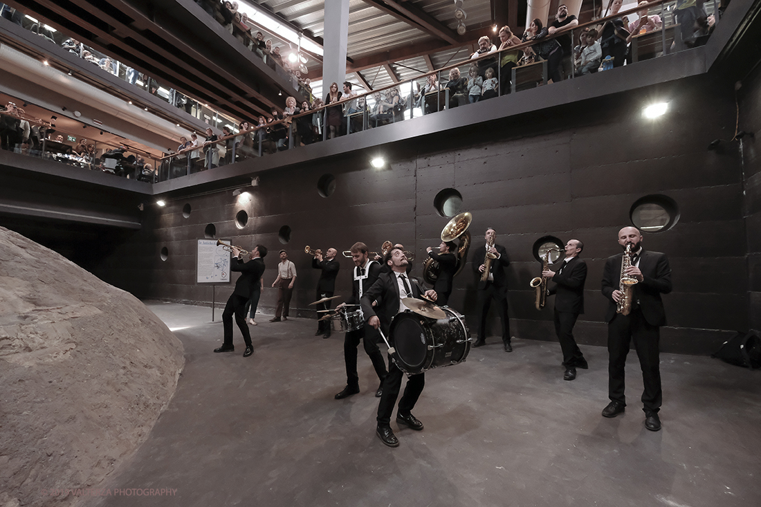 DSCF3886.jpg - 27/04/2019.Torino. Esibizione Marching Band Bandakadabra e Ballerini Lindy Hop al Mercato centrale. Nella foto l'esibizione della Banda nell'area delle Antiche ghiacciaie