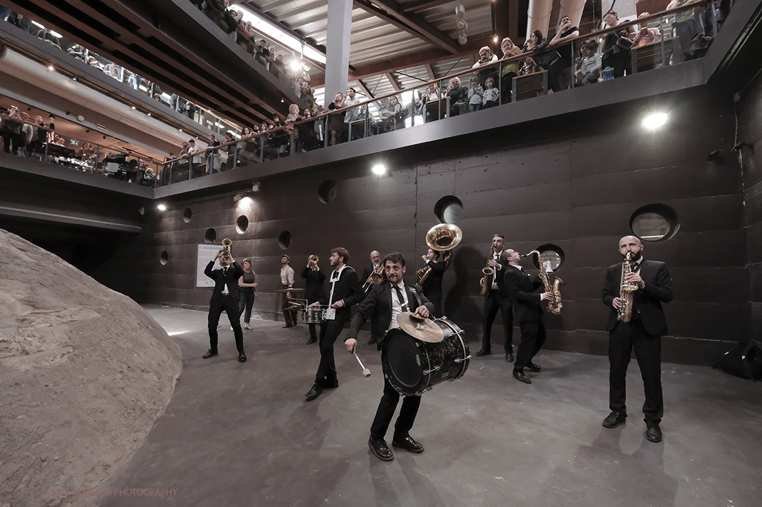 DSCF3890.jpg - 27/04/2019.Torino. Esibizione Marching Band Bandakadabra e Ballerini Lindy Hop al Mercato centrale. Nella foto l'esibizione della Banda nell'area delle Antiche ghiacciaie