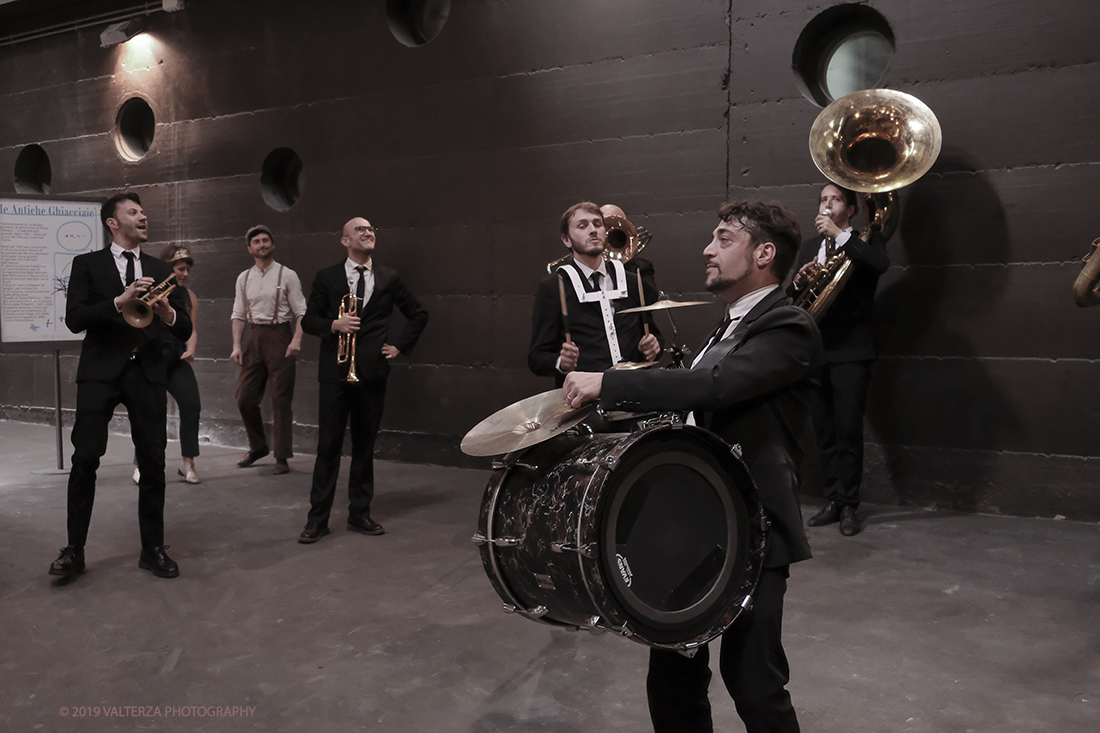 DSCF3894.jpg - 27/04/2019.Torino. Esibizione Marching Band Bandakadabra e Ballerini Lindy Hop al Mercato centrale. Nella foto l'esibizione della Banda nell'area delle Antiche ghiacciaie