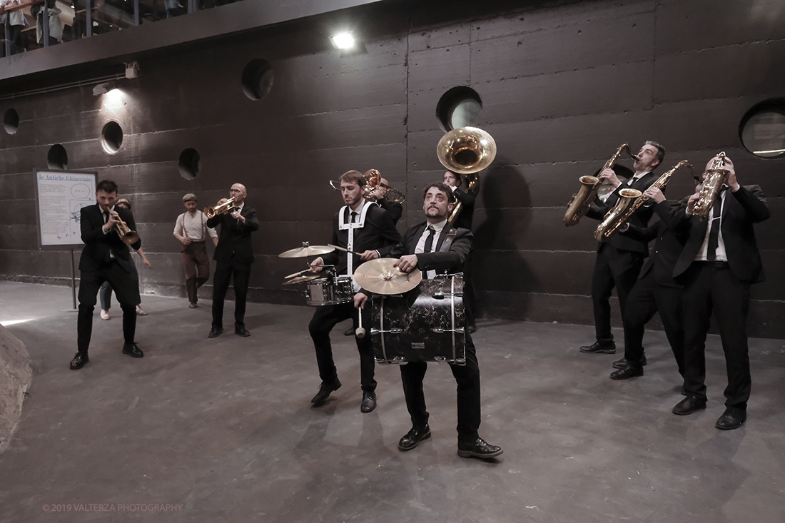 DSCF3896.jpg - 27/04/2019.Torino. Esibizione Marching Band Bandakadabra e Ballerini Lindy Hop al Mercato centrale. Nella foto l'esibizione della Banda nell'area delle Antiche ghiacciaie