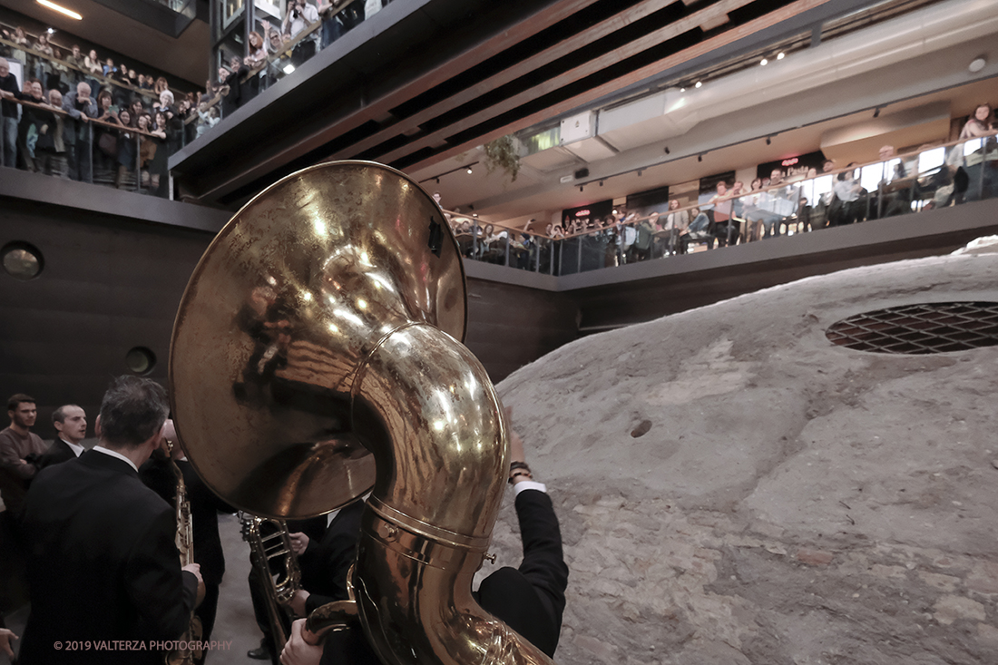 DSCF3921.jpg - 27/04/2019.Torino. Esibizione Marching Band Bandakadabra e Ballerini Lindy Hop al Mercato centrale. Nella foto l'esibizione della Banda nell'area delle Antiche ghiacciaie