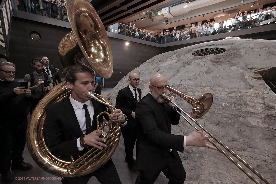 DSCF3944.jpg - 27/04/2019.Torino. Esibizione Marching Band Bandakadabra e Ballerini Lindy Hop al Mercato centrale. Nella foto l'esibizione della Banda nell'area delle Antiche ghiacciaie