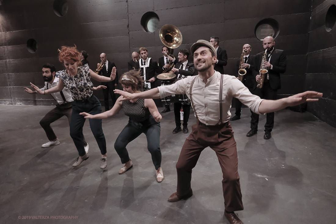 DSCF3963.jpg - 27/04/2019.Torino. Esibizione Marching Band Bandakadabra e Ballerini Lindy Hop al Mercato centrale. Nella foto l'esibizione della Banda e dei Ballerini Lyndi Hop  nell'area delle Antiche ghiacciaie