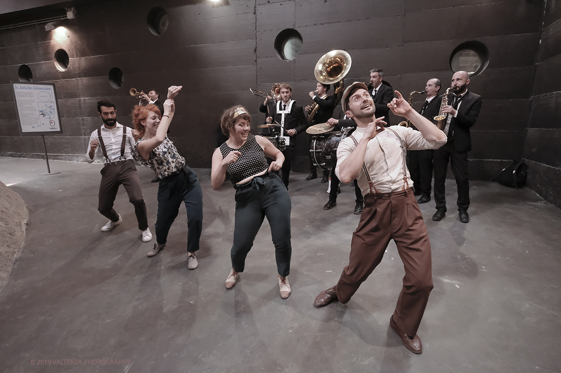 DSCF3975.jpg - 27/04/2019.Torino. Esibizione Marching Band Bandakadabra e Ballerini Lindy Hop al Mercato centrale. Nella foto l'esibizione della Banda e dei Ballerini Lyndi Hop  nell'area delle Antiche ghiacciaie