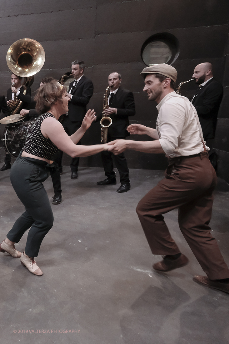 DSCF3988.jpg - 27/04/2019.Torino. Esibizione Marching Band Bandakadabra e Ballerini Lindy Hop al Mercato centrale. Nella foto l'esibizione della Banda e dei Ballerini Lyndi Hop  nell'area delle Antiche ghiacciaie