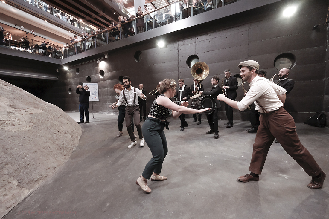 DSCF4038.jpg - 27/04/2019.Torino. Esibizione Marching Band Bandakadabra e Ballerini Lindy Hop al Mercato centrale. Nella foto l'esibizione della Banda e dei Ballerini Lyndi Hop  nell'area delle Antiche ghiacciaie