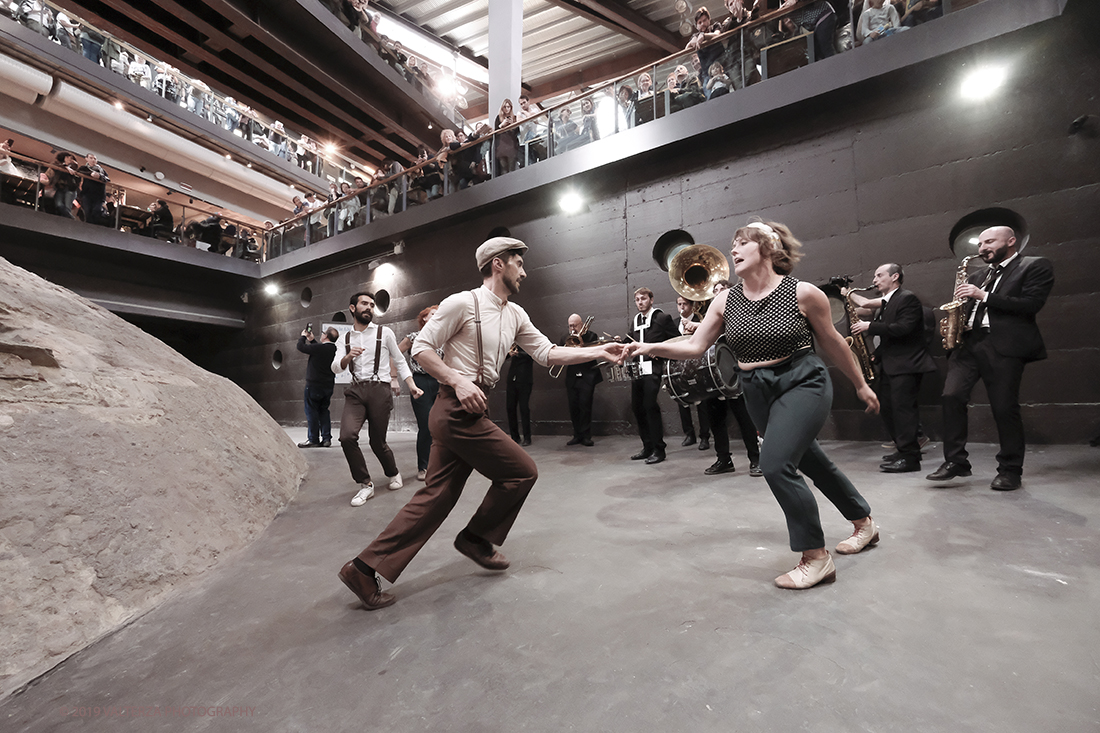 DSCF4045.jpg - 27/04/2019.Torino. Esibizione Marching Band Bandakadabra e Ballerini Lindy Hop al Mercato centrale. Nella foto l'esibizione della Banda e dei Ballerini Lyndi Hop  nell'area delle Antiche ghiacciaie