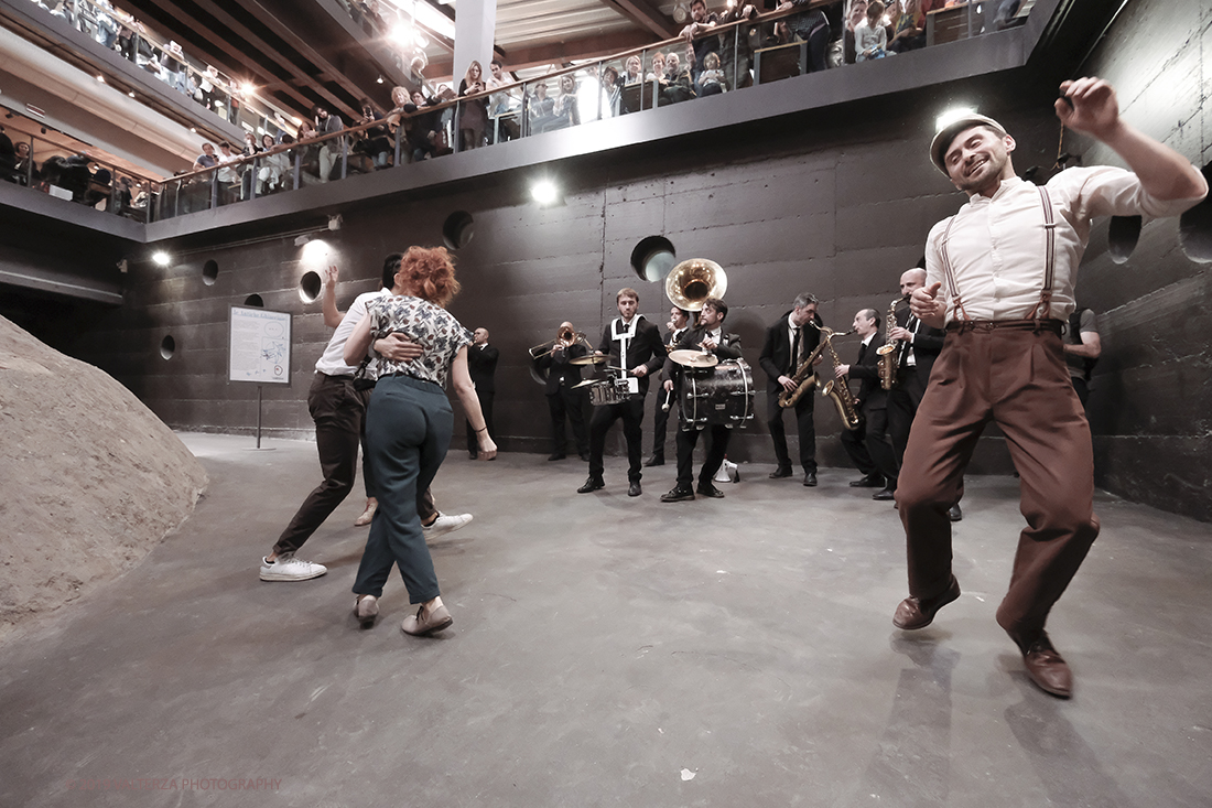 DSCF4063.jpg - 27/04/2019.Torino. Esibizione Marching Band Bandakadabra e Ballerini Lindy Hop al Mercato centrale. Nella foto l'esibizione della Banda e dei Ballerini Lyndi Hop  nell'area delle Antiche ghiacciaie