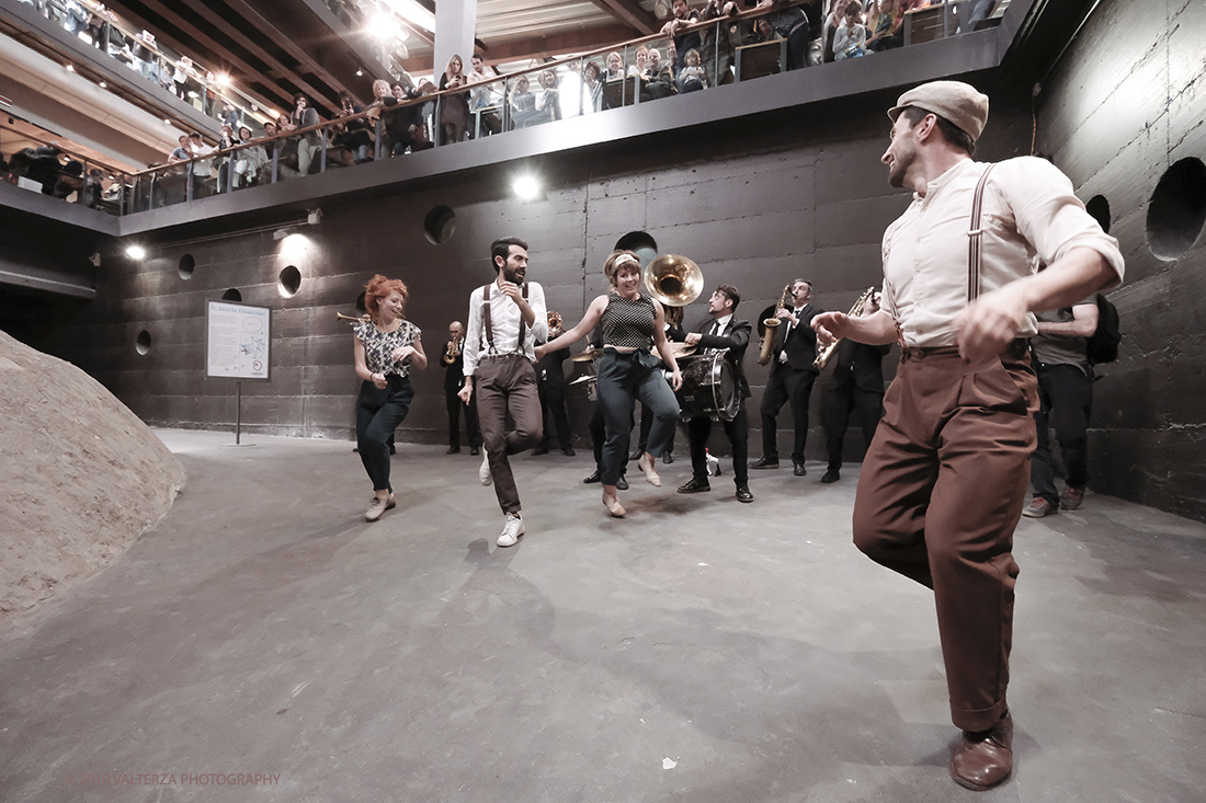 DSCF4066.jpg - 27/04/2019.Torino. Esibizione Marching Band Bandakadabra e Ballerini Lindy Hop al Mercato centrale. Nella foto l'esibizione della Banda e dei Ballerini Lyndi Hop  nell'area delle Antiche ghiacciaie