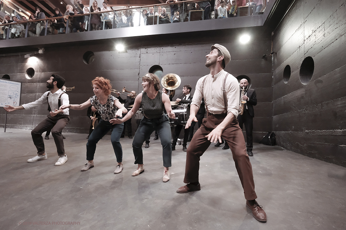 DSCF4096.jpg - 27/04/2019.Torino. Esibizione Marching Band Bandakadabra e Ballerini Lindy Hop al Mercato centrale. Nella foto l'esibizione della Banda e dei Ballerini Lyndi Hop  nell'area delle Antiche ghiacciaie