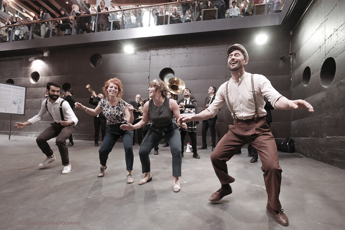 DSCF4099.jpg - 27/04/2019.Torino. Esibizione Marching Band Bandakadabra e Ballerini Lindy Hop al Mercato centrale. Nella foto l'esibizione della Banda e dei Ballerini Lyndi Hop  nell'area delle Antiche ghiacciaie